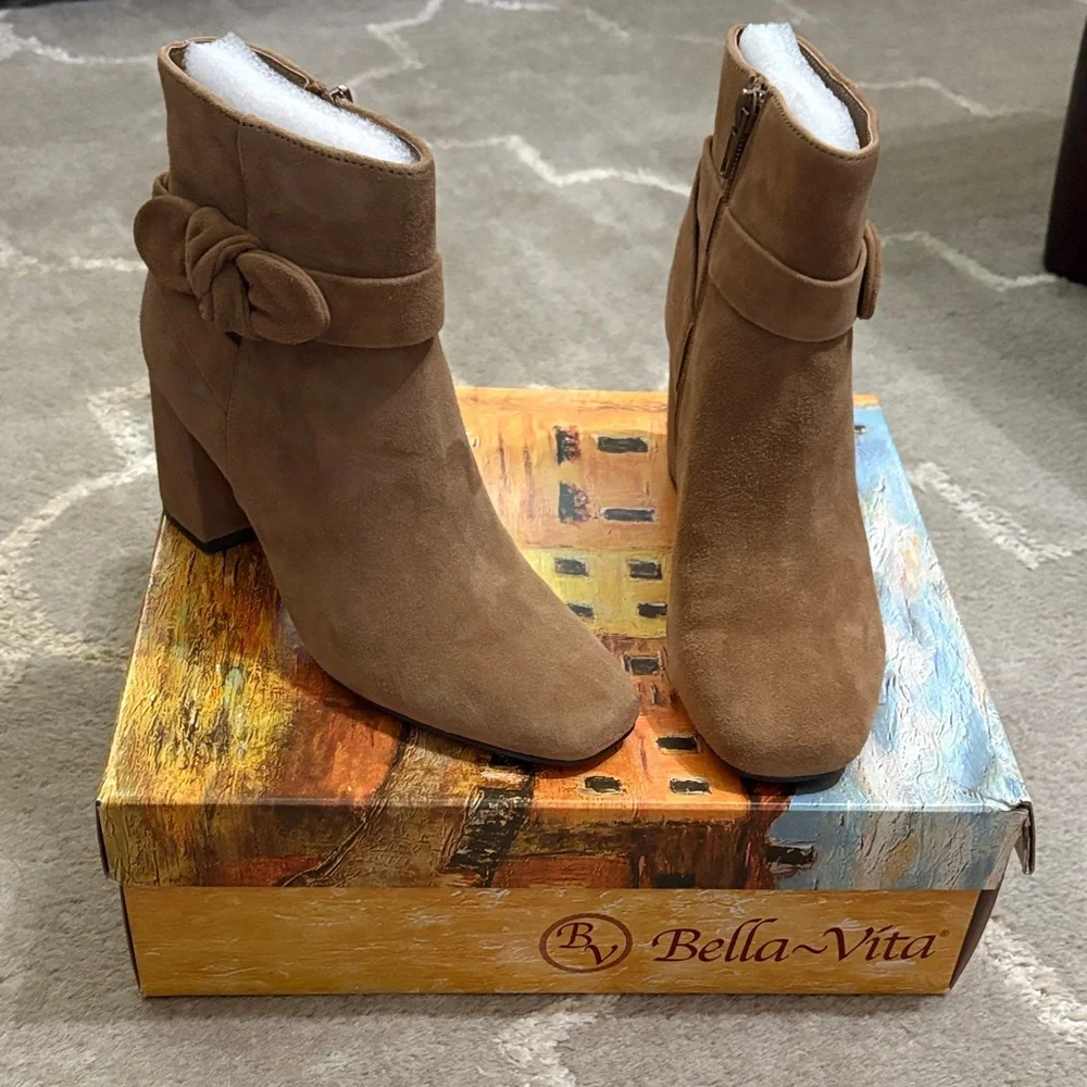 NIB Bella Vita Felicity cognac suede leather bootie bow detail ankle Size 6.5